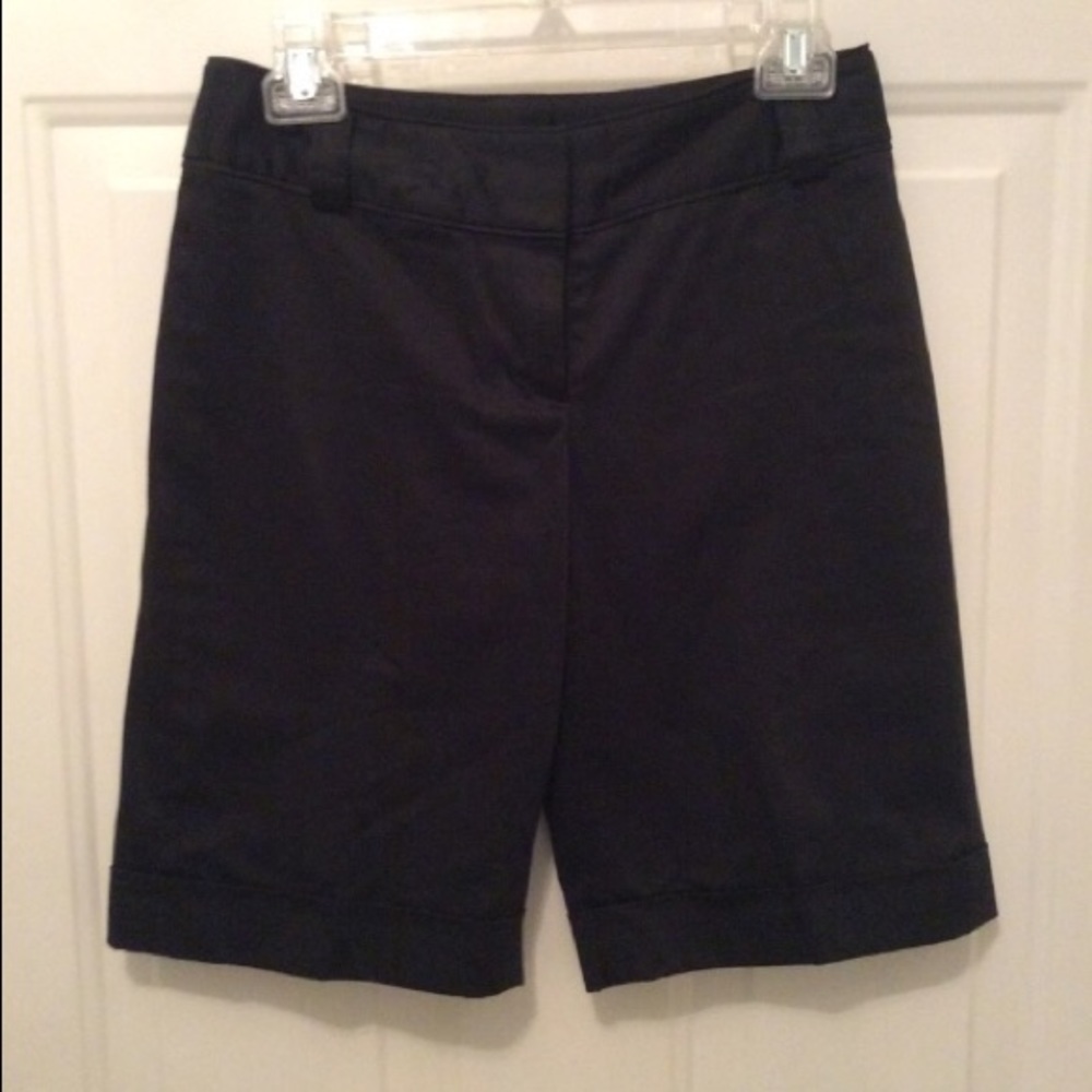 WHITE HOUSE BLACK MARKET SHORTS THAT YOU WILL LOVE. NEUTRAL BLACK MATCHES ALL.